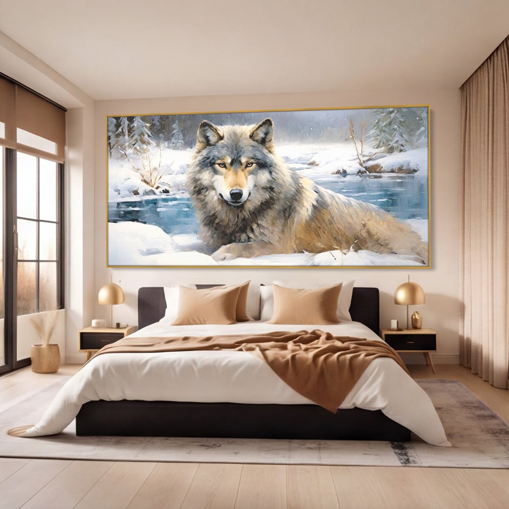 Tablou canvas cu pictura cu lup singuratic in zapada, in rama de aluminiu auriu, pe perete intr-un dormitor